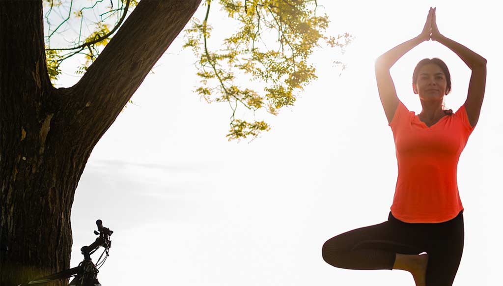 Gesund aussehende Frau macht Yoga