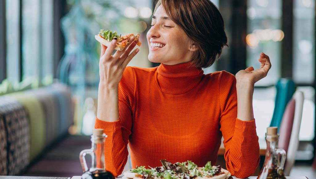 Gesund aussehende Frau isst leckere Pizza